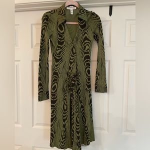 Diane Von Furstenberg Green and Black Patterned Dress